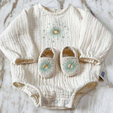 Costum botez pentru bebelusi, din bumbac, Odiseea lui Artur